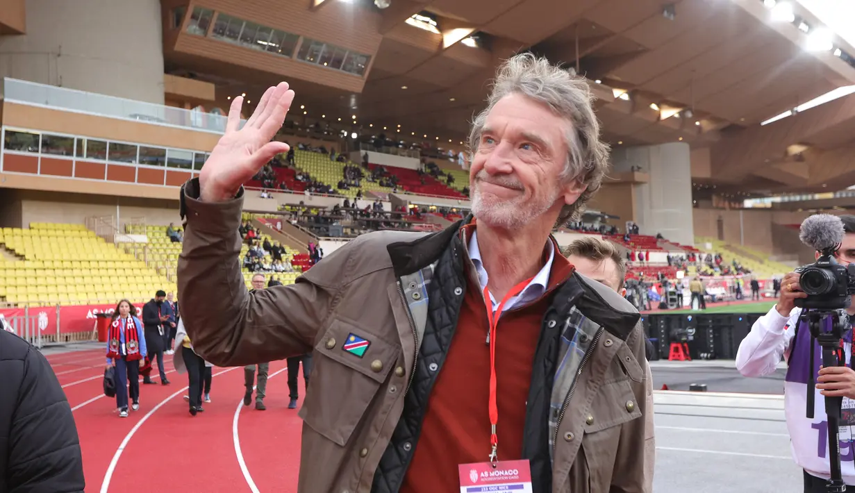 Sir James Arthur Ratcliffe melambai sebelum pertandingan sepak bola Prancis L1 antara AS Monaco dan OGC Nice di "Stadion Louis II" di Monaco pada 20 April 2022. Jika Manchester United jatuh ke tangan Sir Jim Ratcliffe, ia siap mengembalikan klub itu ke persaingan papan atas, setelah terpuruk beberapa musim terakhir. (AFP/Valery Hache)