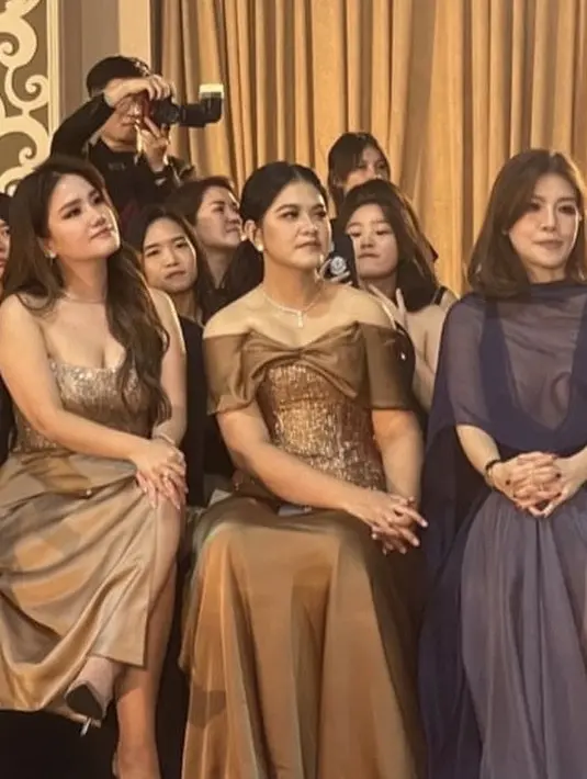 Kahiyang pun mengikat rambutnya ke belakang, dengan model belah tengah di bagian depan. Membuatnya tampil elegan. [Instagram/@adellejewellery]