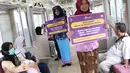 Petugas PT KCI mengenakan kebaya saat sosialisasi pencegahan pelecehan seksual di KRL, Jakarta, Jumat (20/4). Kegiatan ini bertujuan memberi pemahaman kepada pengguna KRL untuk menghindari segal bentuk pelecehan seksual. (Liputan6.com/Immanuel Antonius)