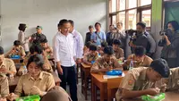 Penjabat Gubernur Jabar Kusmana Bey Machmudin saat meninjau program makan bergizi gratis di Kota Sukabumi (Liputan6.com/Fira Syahrin).