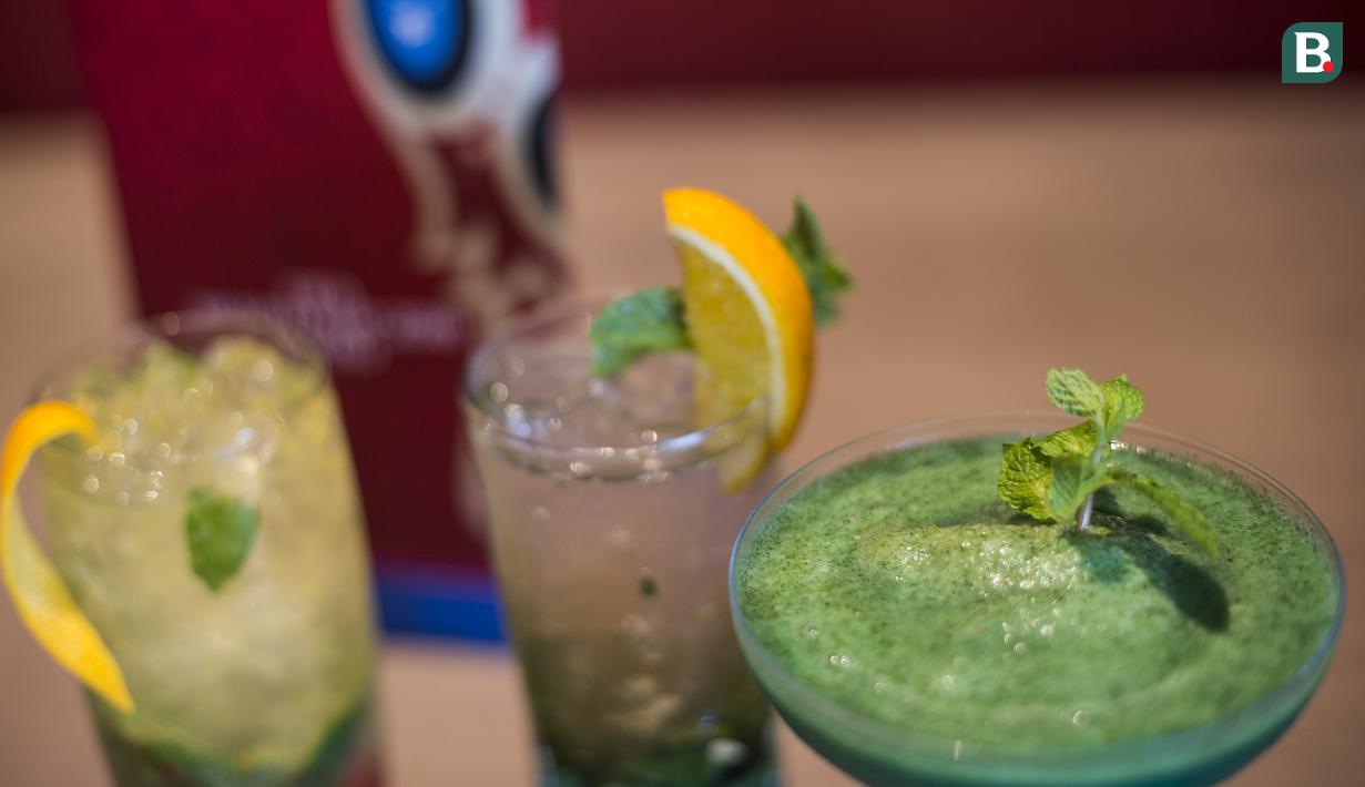 Minuman spesial dalam menu Piala Dunia saat ditawarkan di Hotel Novotel, Tangerang, Jumat (29/6/2018). Selama Piala Dunia 2018, Hotel Novotel mengadakan acara nonton bareng. (Bola.com/Vitalis Yogi Trisna)