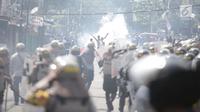 Massa aksi saat bentrok dengan petugas kepolisian selama aksi demo di Petamburan, Jakarta Barat, Rabu (22/5/2019). Situasi ricuh tersebut masih dalam pengamanan pihak kepolisian. (Liputan6.com/Faizal Fanani)