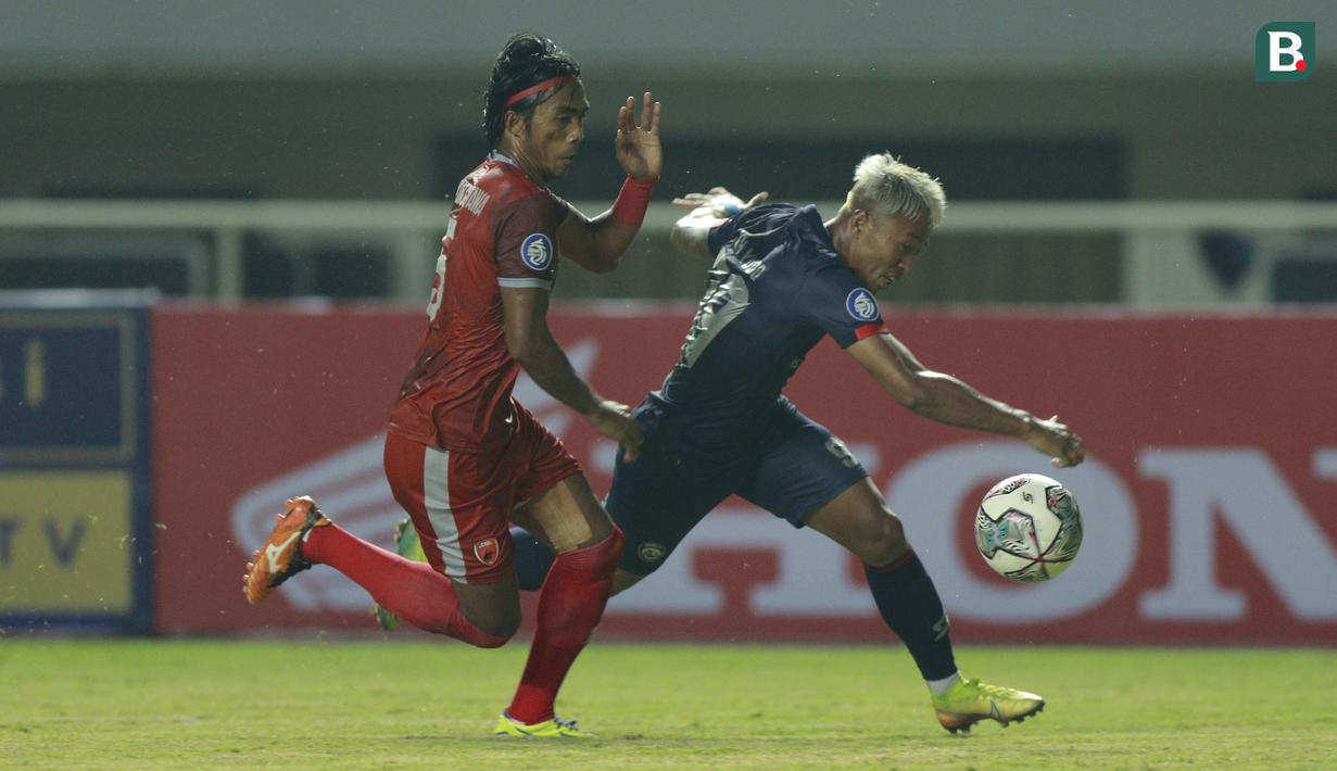 Keasyikan menyerang, Juku Eja malah harus tertinggal lebih dulu. Kushedya Hari Yudo berhasil merangsek ke kotak penalti dan dijatuhkan oleh kiper Hilman Syah. Wasit pun menunjuk titik putih. (Foto: Bola.com/M Iqbal Ichsan)