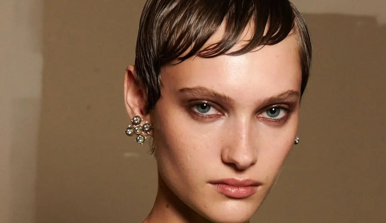 Smokey eye juga banyak muncul di runway NYFW SS24. Salah satunya seperti penampilan model di Jason Wu yang menampilkan tampilan ini dengan eyeshadow berwarna gelap dan smoky sebagai liner. [@jasonwu]