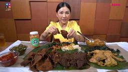 Saat menyantap nasi Padang, Sarwendah pun bisa membuat penontonnya ngiler dengan mengeluarkan suara keriuk dari makanan tersebut. (Foto: YouTube/@MOP Channel)