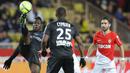 Aksi penyerang Nice, Mario Balotelli (kiri) menahan bola saat timnya melawan AS Monaco pada lanjutan Ligue 1 di Louis II Stadium, Monaco, (16/1/2018). AS Monaco bermain imbang 2-2 dengan Nice. (AFP/Valery Hache)