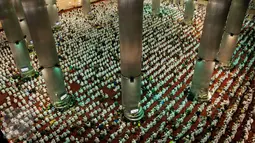 Ribuan umat muslim saat melaksanakan salat Jumat di Masjid Istiqlal, Jakarta, Jumat (31/3). Sebanyak 5 ribu massa diprediksi memenuhi Masjid Istiqlal, Sawah Besar, Jakarta Pusat pada hari ini. (Liputan6.com/Gempur M Surya)