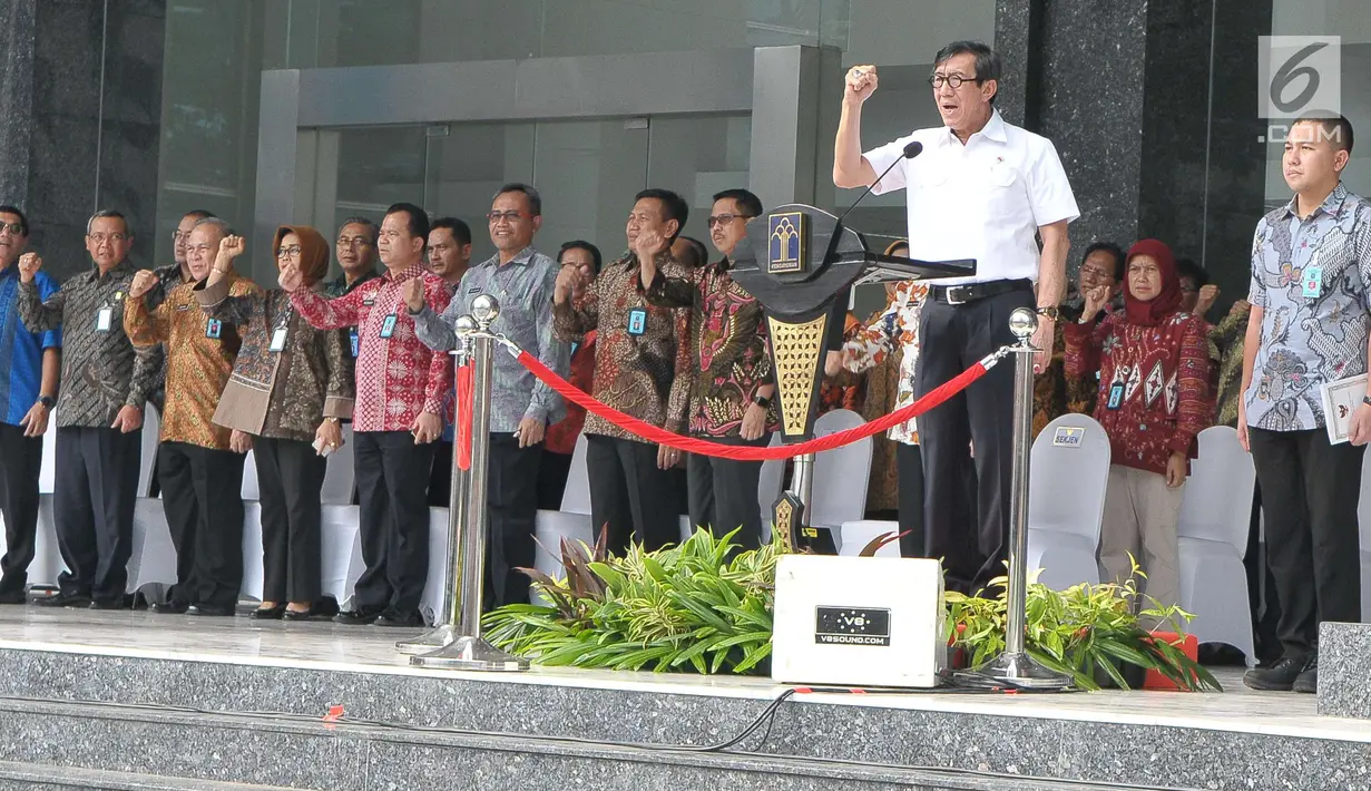 Menkumham Yasona Laoly dalam sambutannya mengatakan mudik bersama ini merupakan yang pertama digelar oleh Kemenkum HAM, Jakarta (22/6). Kegiatan mudik bersama diharapkan Laoly akan lebih baik lagi di tahun mendatang. (Liputan6.com/Helmi Afandi) 