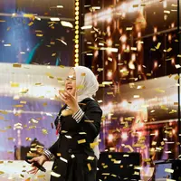 Penyanyi asal Indonesia, Putri Ariani berhasil menjadi perbincangan warganet dan tranding di twitter. Putri berhasil mendapatkan Golden Buzzer dari Simon Cowell saat tampil di America's Got Talent. Putri pun membuat banyak orangbangga, termasuk Baim Wong. [Instagram/simoncowell]