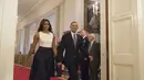 Foto ini diambil saat Barack Obama dan istri memasuki East Room untuk Ceremony Awarding the Presidential Medal of Freedom di White House, Washington. (MICHAEL REYNOLDS/EPA/REX/SHUTTER/HollywoodLife)