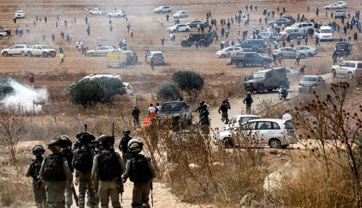 Pasukan penjaga perbatasan Israel bergegas ke lokasi bentrokan saat pengunjuk rasa Palestina berdemonstrasi di Ramallah, Tepi Barat, Kamis (17/10/2019). Pengunjuk rasa menentang pembangunan pos terdepan Israel di dekat desa Palestina, Turmus Ayya, dan pemukiman Israel, Shilo. (Jaafar ASHTIYEH/AFP)