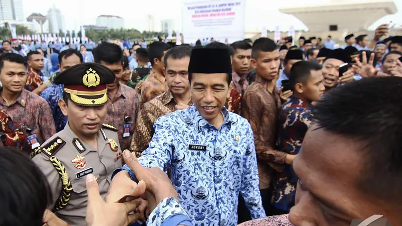 Aneka Gaya Jokowi Saat Upacara HUT Korpri