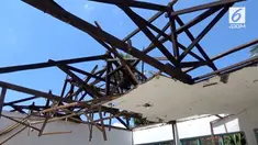 Akibat lapuk dimakan usia sebuah gedung SD di Cirebon ambruk. Akibatnya proses belajar mengajar dipindah ke Musala