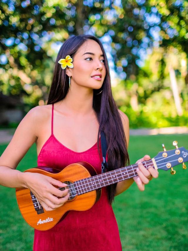 7 Gaya Aurelie Moeremans saat Main Ukulele, Cantik Bertalenta