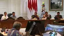 Presiden Joko Widodo didampingi Wakil Presiden Jusuf Kalla memberi pernyataan saat memimpin rapat terbatas di kantor presiden, Jakarta, Selasa (22/5). (Liputan6.com/Angga Yuniar)