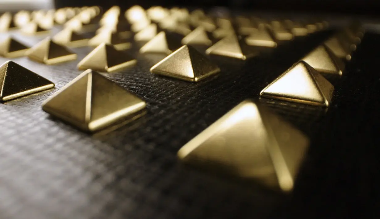 Detail-detail yang disertakan begitu menakjubkan. Valentino menyertakan total 98 buah stud warna emas yang dirakit secara manual oleh ahli. (dok.Valentino).