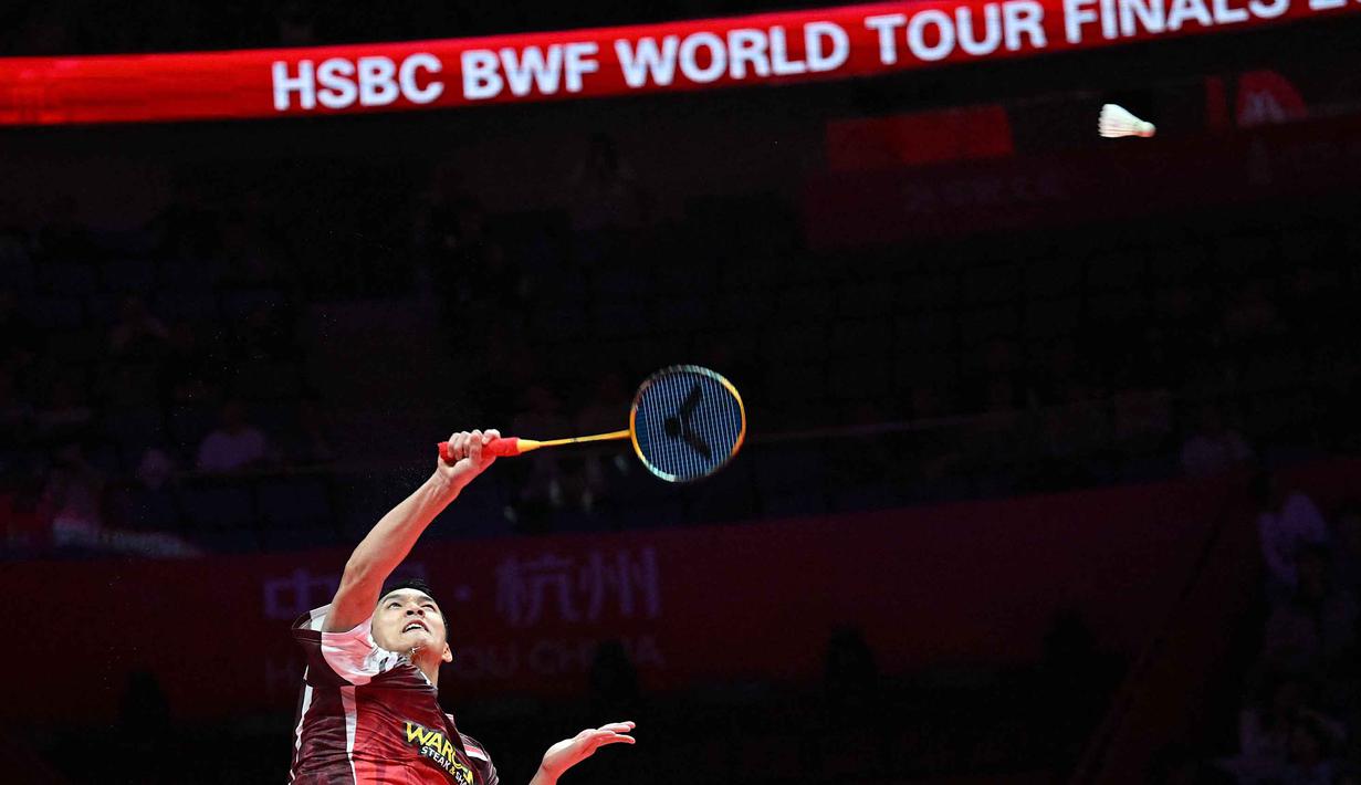Hasil ini memastikan kegagalan Jonatan Christie di BWF World Tour Finals 2025. Tampak dalam foto, tunggal putra Indonesia, Jonatan Christie saat bertanding melawan Christo Popov (Prancis) pada pertandingan ketiga babak penyisihan grup BWF World Tour Finals 2025 yang berlangsung di Hangzhou Olympics Sports Centre Gymnasium, China, Jumat (19/12/2025). (Jade Gao/AFP)