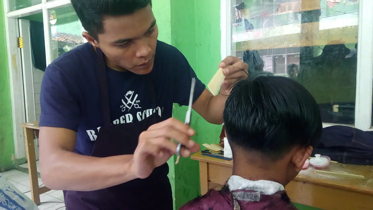 Cukur Gratis di Kampung Cukur, Siapa Mau Coba?