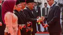 Ketua KPU Hasyim Asy'ari melantik anggota KPU kabupaten/kota usai pelantikan di halaman Kantor KPU, Jakarta, Minggu (24/3/2023). (Liputan6.com/Faizal Fanani)