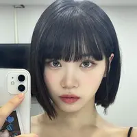 Bob short cut ala Chaewon Le Sserafim bisa menjadi pilihan tepat jika ingin memiliki rambut pendek agar rambut mudah diatur dan terlihat segar. Kamu bisa menambahkan fringe bang agar terlihat lebih muda. [@_chaechae_1]