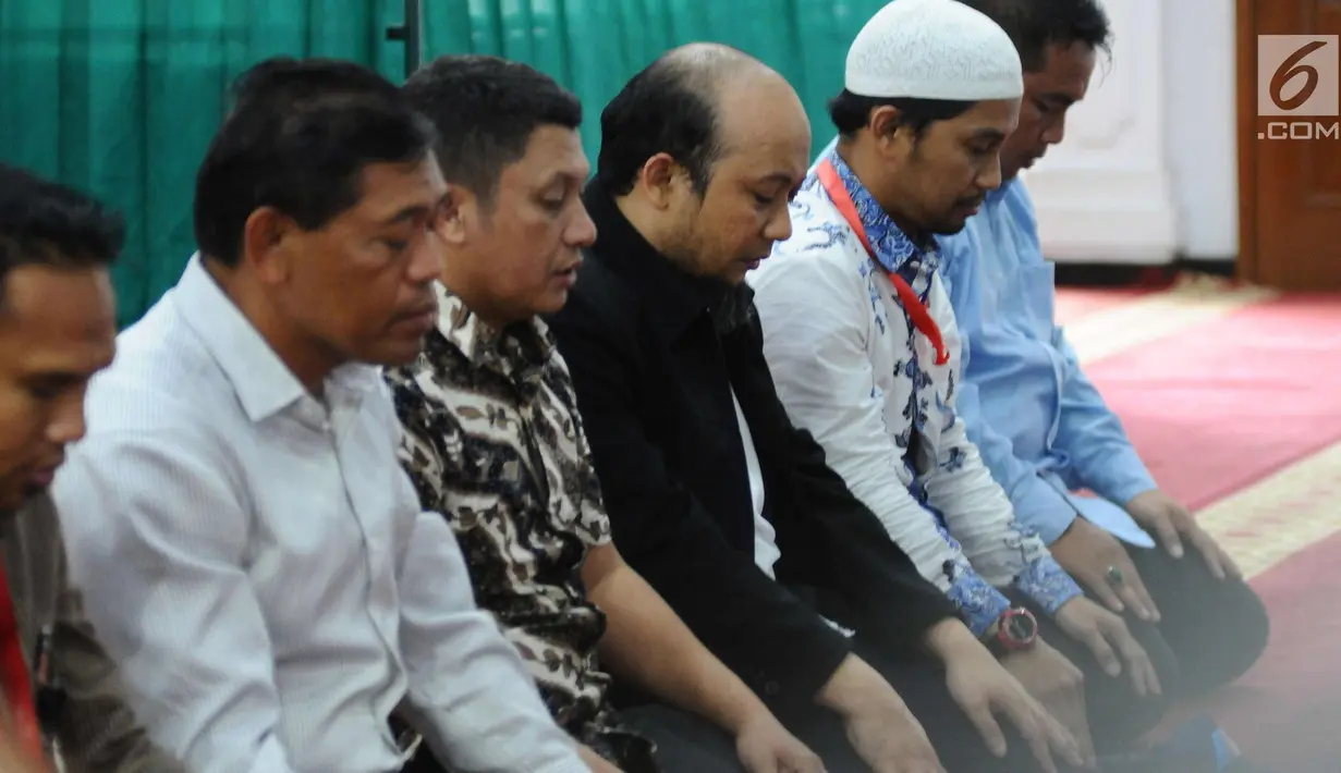 Penyidik KPK, Novel Baswedan (keempat kiri) melaksanakan salat berjamaah di sekitar kediaman di kawasan Kelapa Gading, Jakarta, Kamis (22/2). Novel kembali dalam proses pemulihan sambil menunggu operasi tahap kedua. (Liputan6.com/Helmi Fithriansyah)