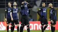 Para pemain Inter Milan tampak lesu usai gagal mengalahkan PSV Eindhoven pada laga Liga Champions di Stadion San Siro, Italia, Selasa (11/12). Kedua tim bermain imbang 1-1. (AP/Luca Bruno)
