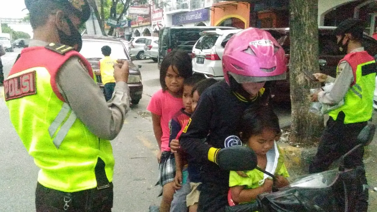 Polisi Kampanye Pemakaian Masker di Bekasi