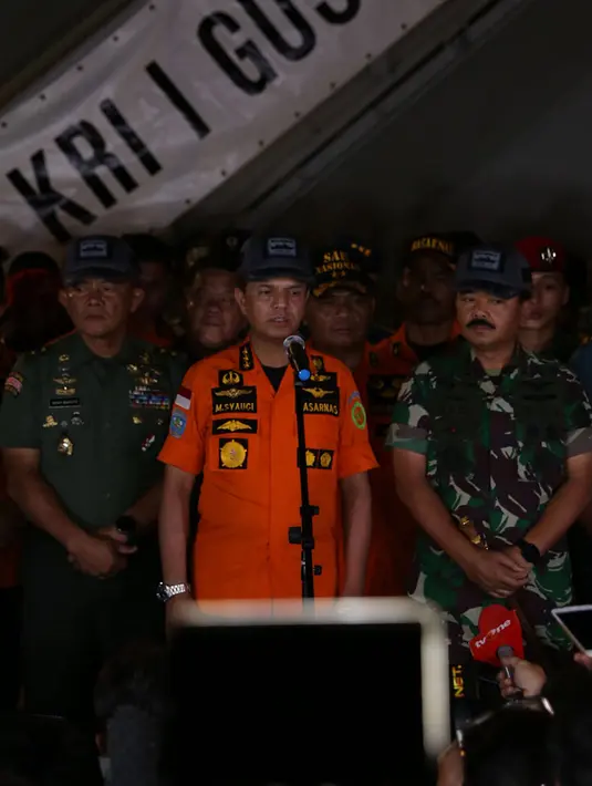 Kabasarnas Marsekal Madya M Syaugi bersama Panglima TNI Marsekal Hadi Tjahjanto memberi keterangan pers terkait perkembangan pencarian Lion Air JT 610 di Pelabuhan JICT 2 Tanjung Priok, Jakarta, Rabu (31/10). (Merdeka.com/Imam Buhori)