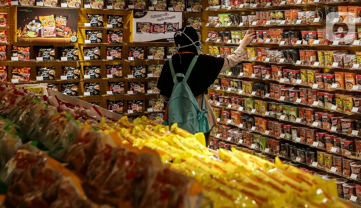 Pengunjung memilih mi instan di salah satu store KKV, Central Park Mall, Jakarta, Jumat (8/1/2020). Store yang sengaja didesain instagrammable ini menawarkan ratusan merek mi instan dari dalam maupun luar negeri, seperti Singapura, Thailand, Korea Selatan, dan Jepang. (Liputan6.com/Johan Tallo)