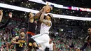 Pemain Boston Celtics, Isaiah Thomas (kanan), mencoba memasukkan bola saat dihadang pemain Atlanta Hawks, Jeff Teague (kiri), pada laga play off NBA di TD Garden, Sabtu (23/4/2016) WIB. (Reuters/David Butler II-USA TODAY Sports)