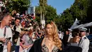 Model asal Prancis, Chloe Lecareux ini mengenakan busana couture dari Zuhair Murad yang menampilkan cape panjang menyerupai jubah dan detail transparan di bagian dada, dua elemen yang bertabrakan dengan aturan baru soal kesopanan dan busana praktis. [@chloelecareux].