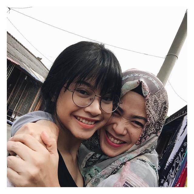 Sering Dikira Kakak, Ini 6 Kebersamaan Hanggini dan Ibunda yang Jarang Tersorot