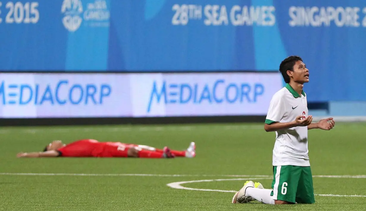 Ekspresi Evan Dimas Darmono setelah Indonesia U-23 memastikan lolos ke Semi Final SEA Games 2015. (Bola.com/Arief Bagus)
