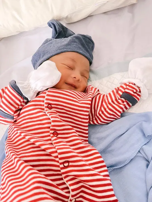 "Iya (udah ada instagram) kita ada instagram lama berdua, jadi mau kita gunain buat capture kami sebagai orang tua," kata Dinda Hauw saat jumpa pers virtual, Senin (21/6/2021). (Instagram/dindahw)