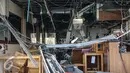 Kondisi bagian dalam restoran Jepang usai meledak di Jalan Boulevard Raya, Blok IA no 18, Jakarta, pada Senin malam, Selasa (21/7/2015). Ledakan diakibatkan oleh tabung gas yang berada di dapur masak. (Liputan6.com/Faizal Fanani)