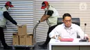 Sebelumnya, penyidik KPK melakukan OTT Bupati Pati Sudewo pada Senin 19 Januari 2026. Tampak dalam foto, petugas membawa tumpukan uang barang bukti Operasi Tangkap Tangan (OTT) Bupati Pati Sudewo di Gedung Merah Putih Komisi Pemberantasan Korupsi (KPK), Jakarta, Selasa (20/1/2026). (Liputan6.com/Helmi Fithriansyah)