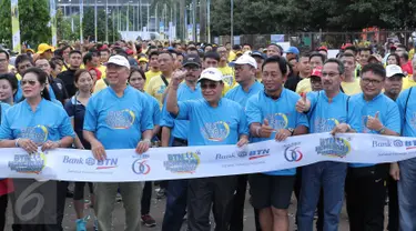 Direktur Utama Bank BTN Maryono (topi berkacamata hitam) melepas ribuan peserta home run in harmony di Senayan, Jakarta, Minggu (21/2). PT Bank Tabungan Negara (Persero) Tbk (BBTN) merayakan hari ulang tahunnya (HUT) ke 66. (Liputan6.com/Angga Yuniar)