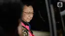 Mantan Dirut PT Asuransi Jiwasraya Hendrisman Rahim memasuki mobil tahanan usai pemeriksaan di gedung KPK, Jakarta, Senin (20/1/2020). Hendrisman yang merupakan tahanan Kejaksaan Agung diperiksa di KPK usai ditetapkan sebagai tersangka kasus dugaan korupsi dana investasi. (merdeka.com/Dwi Narwoko)