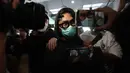 Musisi sekaligus aktor, Onadio Leonardo atau akrab disapa Onad, saat tiba di Polres Jakarta Barat pada Senin (3/11/2025). Hari ini, Senin 3 November 2025, diketahui Onad mengajukan permohonan rehabilitasi sekaligus menjalani asesmen di Badan Narkotika Nasional Provinsi (BNNP) DKI Jakarta. (Kapanlagi.com/Budy Santoso)