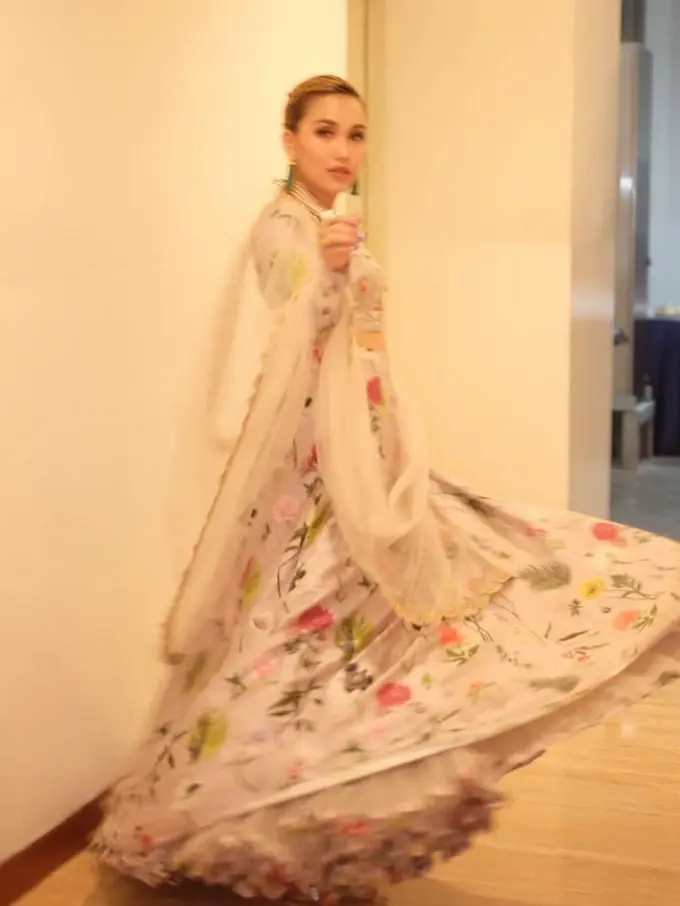 Ayu Ting Ting Pakai Gaun India