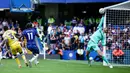 Kiper Crystal Palace, Dean Henderson, tampil tangguh dan melakukan beberapa penyelamatan krusial saat melawan Chelsea pada laga pekan ketiga Liga Inggris 2024/2025 di Stadion Stamford Bridge, Minggu (1/9/2024). (AFP/Henry Nicholls)