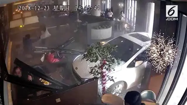 VIDEO: Sopir Mabuk, Mobil Tabrak Pengunjung Dalam Restoran