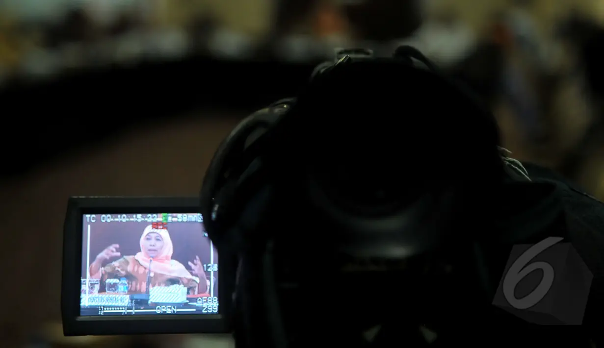Menteri Sosial Khofifah Indar Parawansa saat memimpin rapat internal di Gedung Kementerian Sosial, Jakarta, Selasa (24/3/2015). Rapat tersebut membahas  distribusi beras miskin (raskin). (Liputan6.com/Johan Tallo)