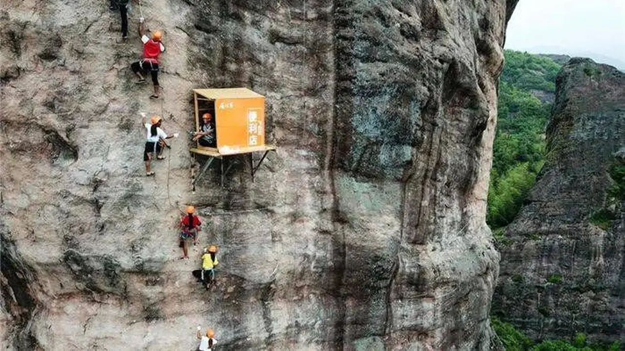 Viral Toko Serba Ada Terletak di Tebing Batu, Bikin Was-Was saat Membeli