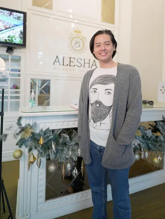 "Shaquille sering banget kalau lewat tangga, lihat-lihat ke atas, nunggu papinya keluar dan ngintip, kita kangen papi," tutur Cut Meyriska. (Instagram/rogerojey)