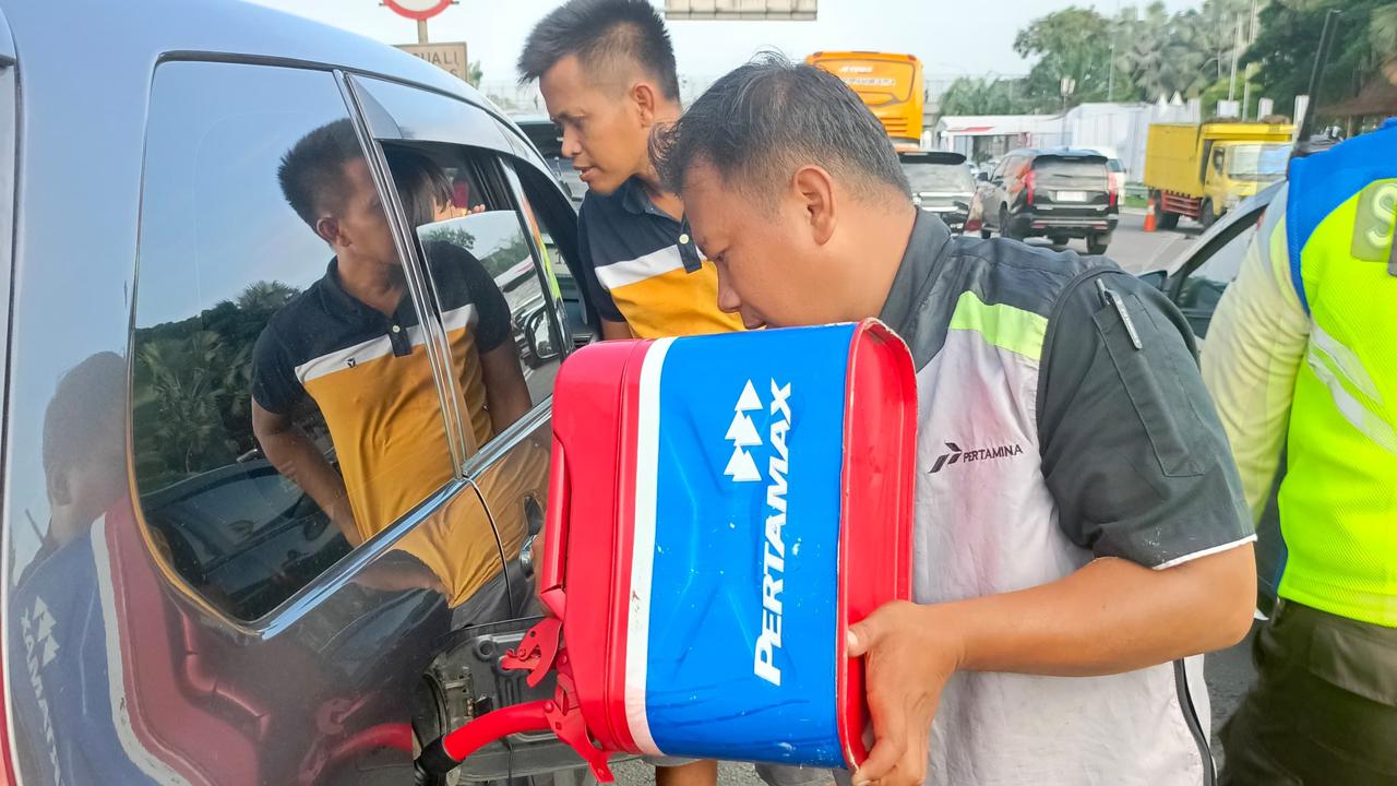 Motorist Pertamina Gerak Cepat Kirim BBM untuk 187 Kendaraan yang Mogok di Jalan Tol saat Arus Balik