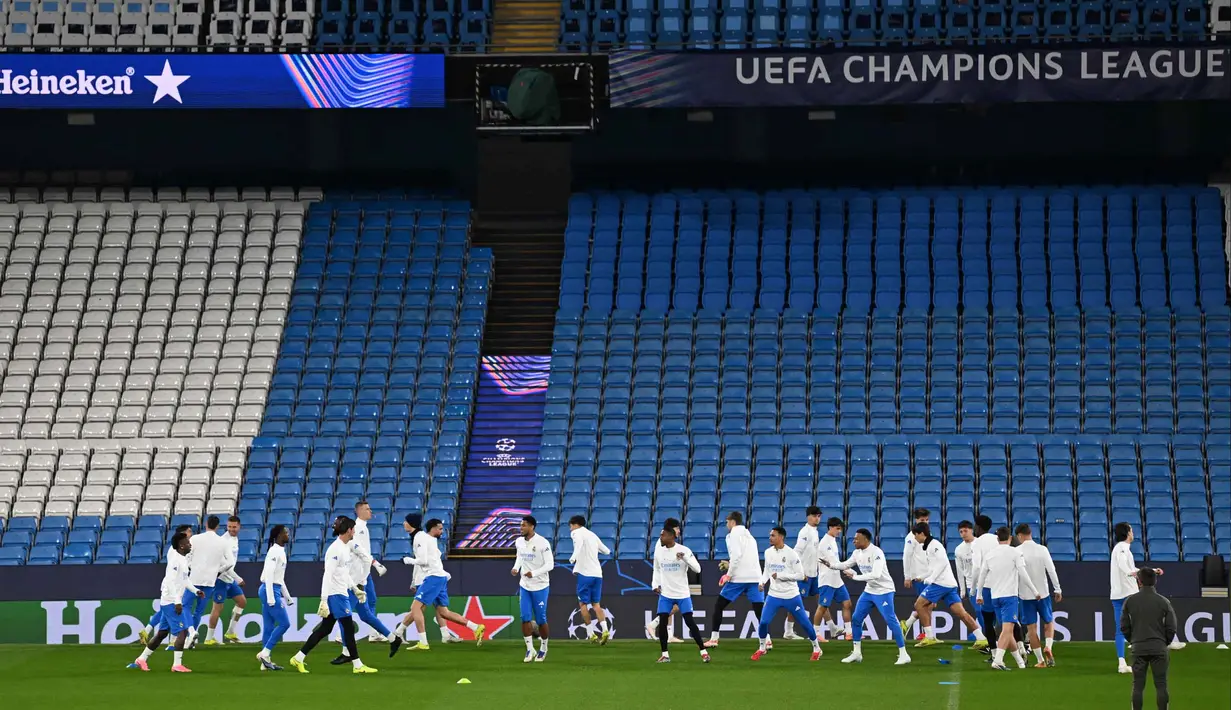 Laga kedua tim diprediksi berlangsung sengit mengingat kedua tim memiliki kualitas pemain kelas dunia. Tampak dalam foto, para pemain Real Madrid mengikuti sesi latihan tim di Etihad Stadium, Manchester, barat laut Inggris, pada 16 Maret 2026. (Paul ELLIS/AFP)