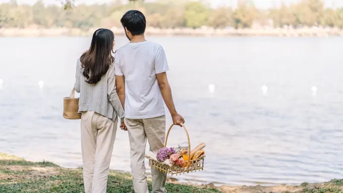 couple romantis kencan bahagia