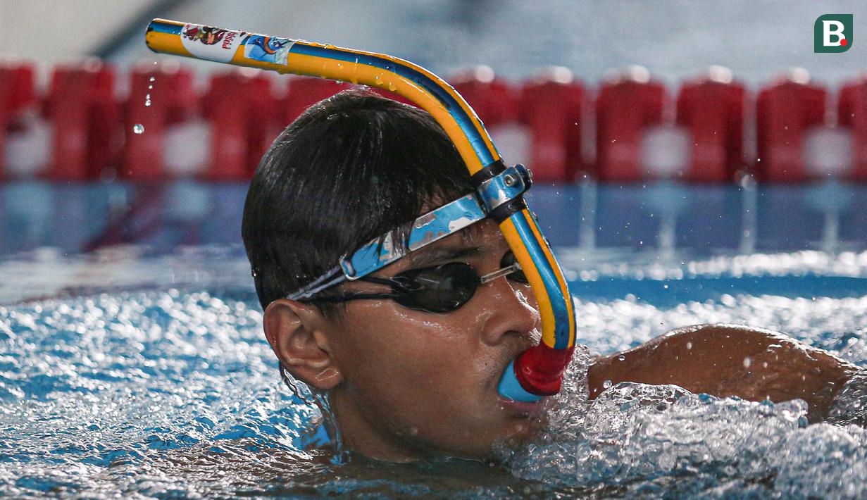 <p>Atlet renang sirip Indonesia saat menjalani Pelatnas untuk SEA Games 2023 di Stadion Akuatik GBK, Senayan, Jakarta, Rabu (05/04/2023). Indonesia akan mengikuti perhelatan olahraga terbesar Asia Tenggara tersebut pada 5 hingga 17 Mei 2023 di Kamboja. (Bola.com/Bagaskara Lazuardi)</p>