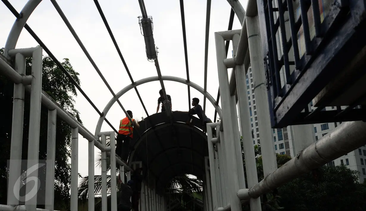 Pekerja melakukan proses perbaikan Jembatan Penyebrangan Orang (JPO) di Jalan Kasblanca, Jakarta, Selasa (22/11). Pemerintah Provinsi DKI Jakarta menargetkan perbaikan JPO tak layak segera rampung. (Liputan6.com/Helmi Fithriansyah)